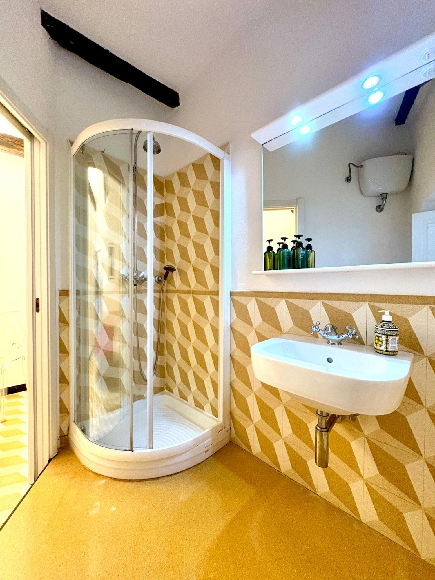 Marina Apartment, Unique, Authentic, Beachfront, 2 Aircondo Bdr , 2Bht, Easy To Train Or From Private Parking Vernazza Kültér fotó